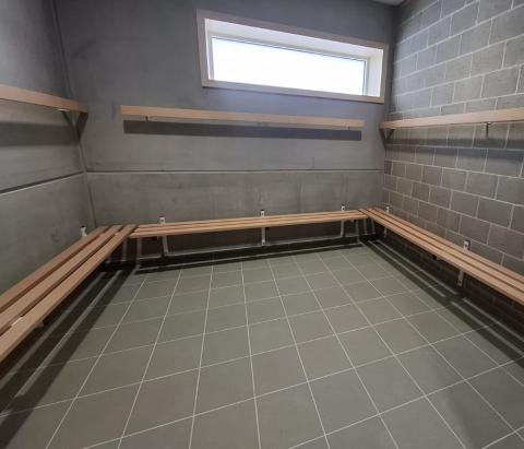 aménagement des vestiaires de l'école à Koolskamp
