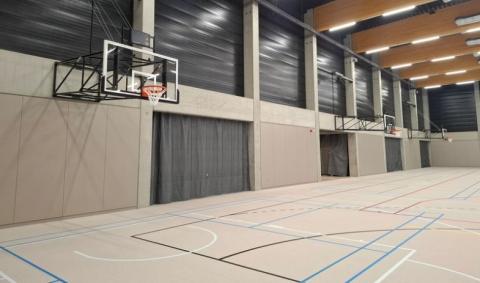 Buts de basket et rideaux de séparation pour les zones de rangement